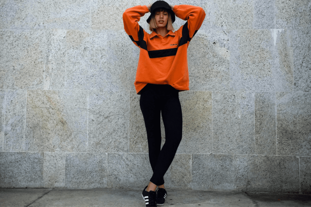 schwarze leggings mit orangem sweater